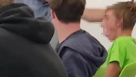 Učitel strkal žákovi do úst hadr.