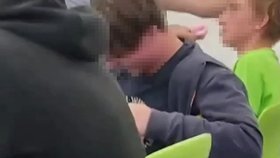 Učitel strkal žákovi do úst hadr.