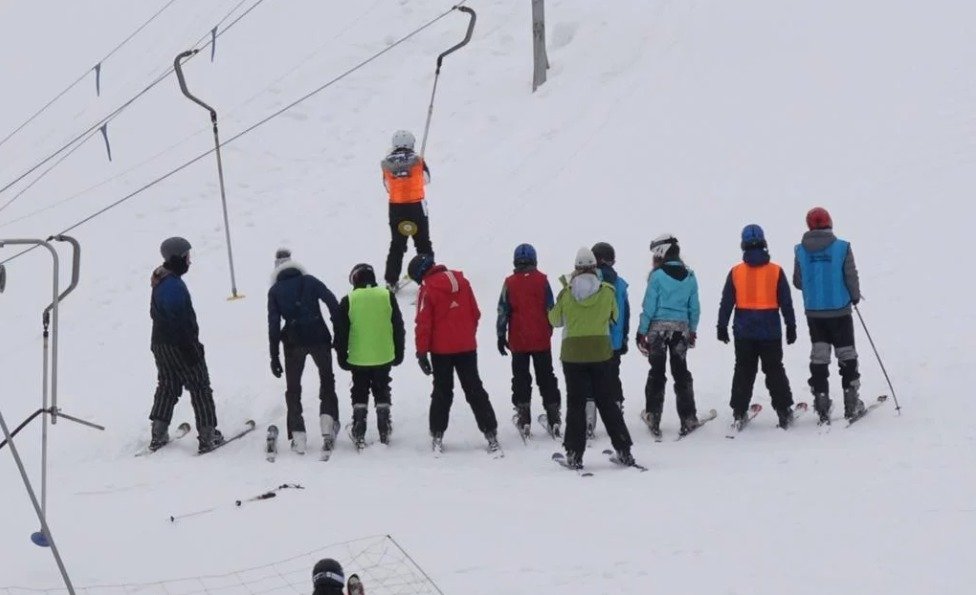 Učitel na lyžáku sexuálně obtěžoval žáky.