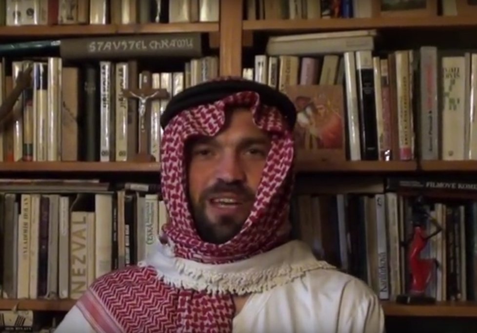 Profesor Antonín Kolář přišel přivítat prváky jako Arab. Teď na škole končí.