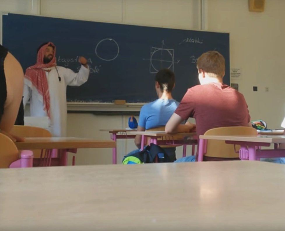 Profesor Antonín Kolář přišel přivítat prváky jako Arab. Teď na škole končí.