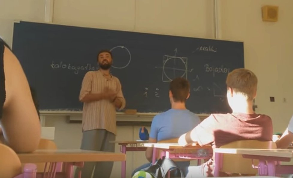 Profesor Antonín Kolář přišel přivítat prváky jako Arab. Teď na škole končí.