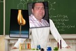 Středoškolský učitel přírodních věd se rozhodl vyřešit své deprese jednou pro vždy: Upálil se na parkovišti školy, ve které vyučoval