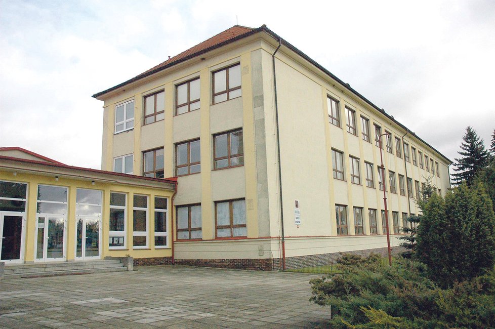 Základní škola v Boru u Tachova, tady učitel zneužil čtrnáctiletou dívku