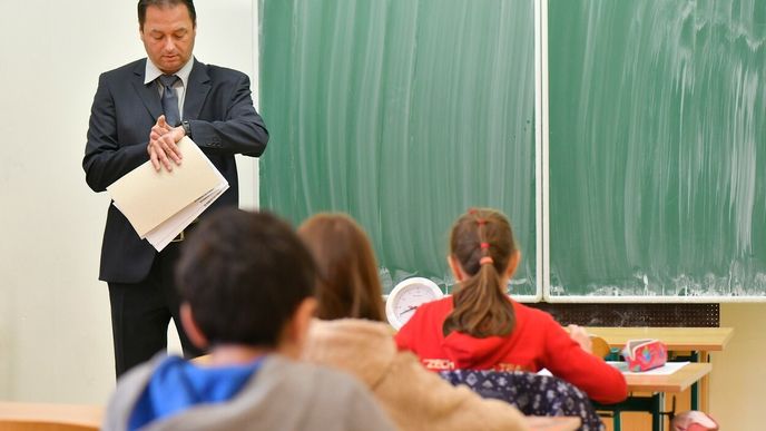 Příští rok vzroste počet nových míst ve státní sféře o osm tisíc, z toho přes šest tisíc budou tvořit pedagogové a nepedagogové.