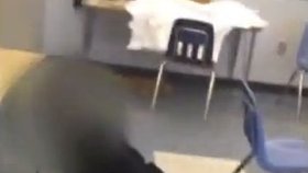 A student se již nemůže bránit a prohrává.