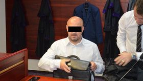Čtyřletý kriminál hrozí učiteli Samueli C. (43) z Ostravska. Při jeho hodině se těžce zranila dívka pádem ze žíněnky.