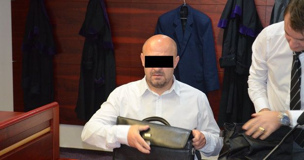 Čtyřletý kriminál hrozí učiteli Samueli C. (43) z Ostravska. Při jeho hodině se těžce zranila dívka pádem ze žíněnky.