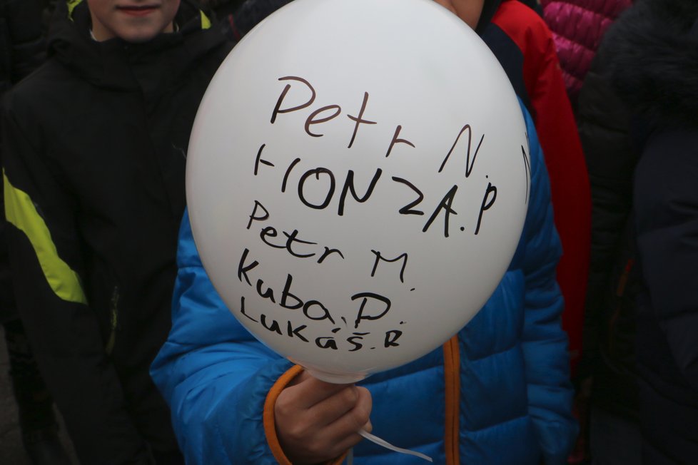 Někteří školáci napsali své vzkazy pro učitele Miroslava Ch. (†50) přímo na balónky.