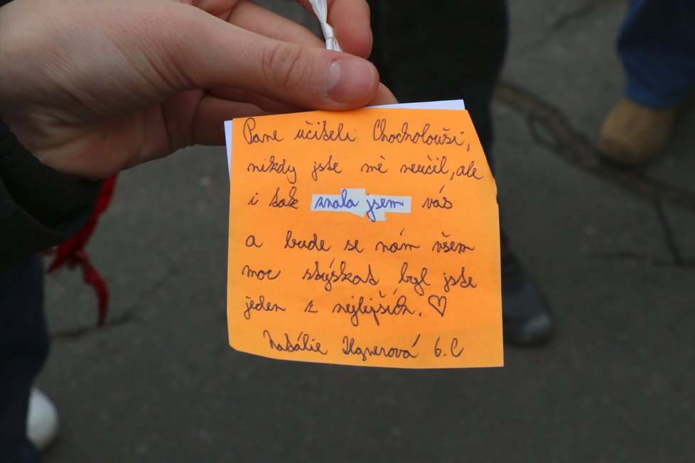 Školáci psali k balónkům vzkazy, které adresovali učiteli Miroslavu Ch. (†50), který zemřel poté, co jej zbili zatím neznámí útočníci.