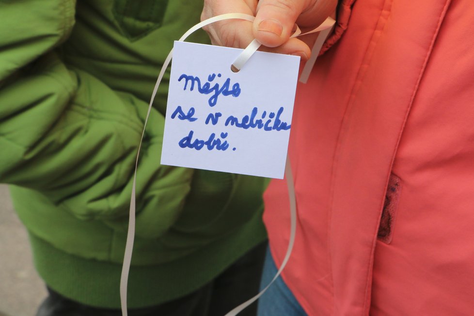Školáci psali k balónkům vzkazy, které adresovali učiteli Miroslavu Ch. (†50), který zemřel poté, co jej zbili zatím neznámí útočníci.