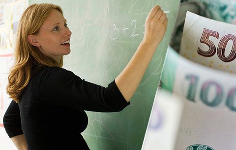 Plat učitelů vzrostl loni o 4000 korun. Kantoři se průměrně dostali přes 48 tisíc korun