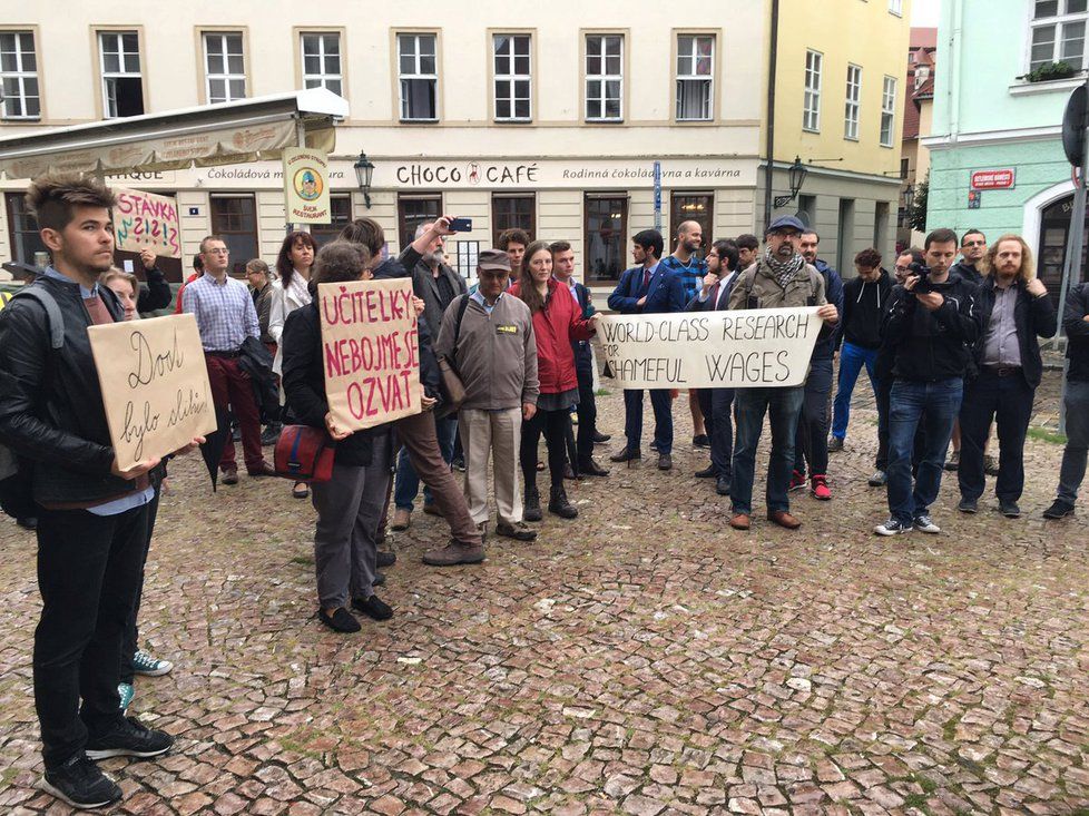 Ráno před Betlémskou kaplí protestovali i učitelé a studenti vysokých škol, ti chtěli, aby odbory začaly mluvit o stávce, to se jim nakonec splnilo