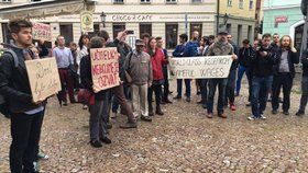 Před Betlémskou kaplí protestovali učitelé a studenti vysokých škol, ti chtěli, aby odbory začaly mluvit o stávce, to se jim nakonec splnilo.