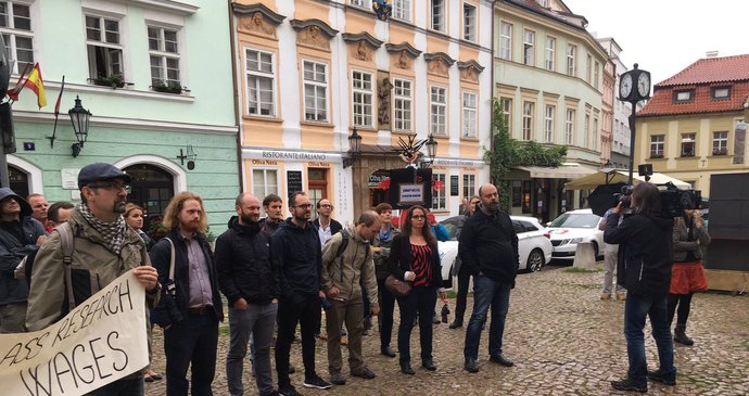 Ráno před Betlémskou kaplí protestovali i učitelé a studenti vysokých škol, ti chtěli, aby odbory začaly mluvit o stávce, to se jim nakonec splnilo.