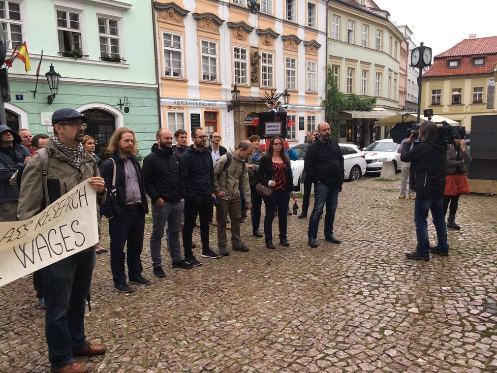 Ráno před Betlémskou kaplí protestovali i učitelé a studenti vysokých škol, ti chtěli, aby odbory začaly mluvit o stávce, to se jim nakonec splnilo.