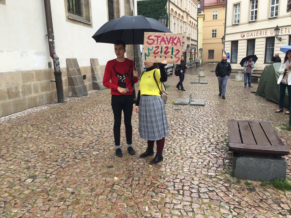 Ráno před Betlémskou kaplí protestovali i učitelé a studenti vysokých škol, ti chtěli, aby odbory začaly mluvit o stávce, to se jim nakonec splnilo.