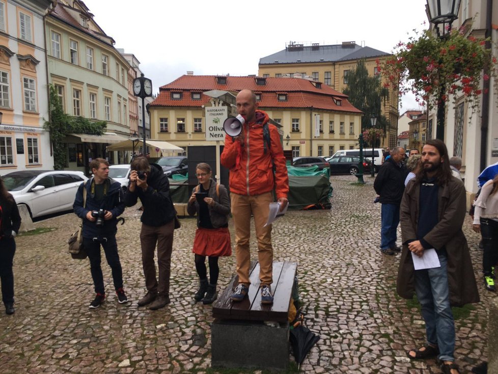 Shromáždění před Betlémskou kaplí svolal Pavel Himl, podle kterého byl čas na stávku už před dvěma lety.