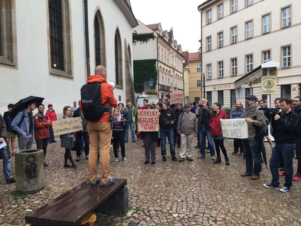 Ráno před Betlémskou kaplí protestovali i učitelé a studenti vysokých škol, ti chtěli, aby odbory začaly mluvit o stávce, to se jim nakonec splnilo.