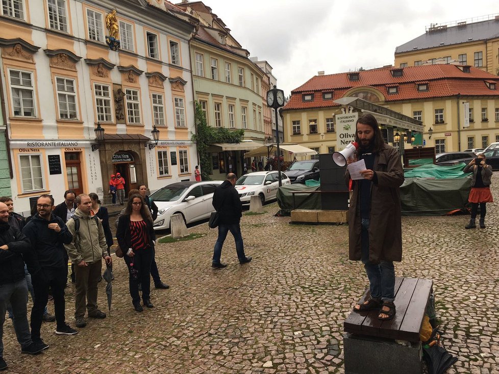 Ráno před Betlémskou kaplí protestovali i učitelé a studenti vysokých škol, ti chtěli, aby odbory začaly mluvit o stávce, to se jim nakonec splnilo