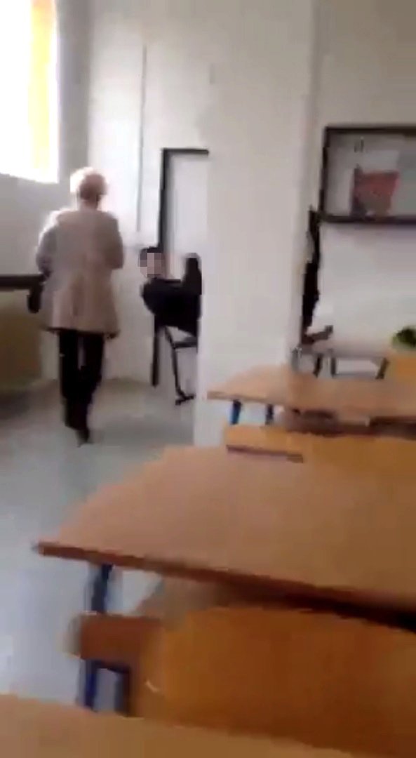 Student zablokoval dveře, jiný si před ně sedl na židli.