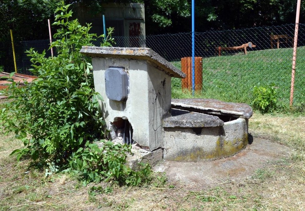 Do této studny na zahradě Mateřské školy v Bohdalicích-Pavlovicích na Vyškovsku spadli dva malí kluci, které zachraňovala učitelka.