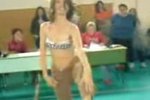 Takhle vypadá učitelský striptýz v Maďarsku. Dvacetiletá učitelka němčiny hlídala své žáky na školní akci, ale trochu se jí to vymklo z rukou.