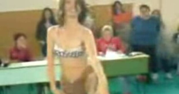 Takhle vypadá učitelský striptýz v Maďarsku. Dvacetiletá učitelka němčiny hlídala své žáky na školní akci, ale trochu se jí to vymklo z rukou.
