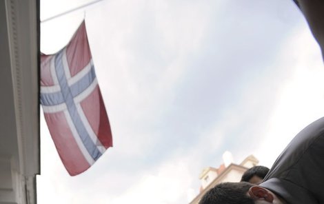 Svíčky k norské ambasádě přinášely desítky lidí.