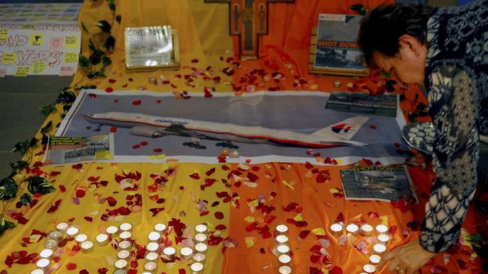Uctění obětí letu MH17 Malaysia Airlines před kostelem v Kuala Lumpur