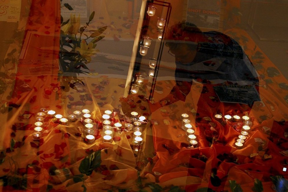 Uctění obětí letu MH17 Malaysia Airlines před kostelem v Kuala Lumpur