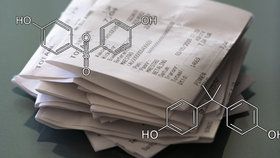 Nebezpečnou chemikálii v účtenkách nahradila jiná. Trvá i hrozba pro těhotné ženy?