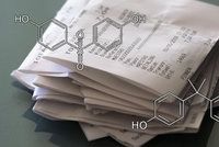 Nebezpečnou chemikálii v účtenkách nahradila jiná. Trvá i hrozba pro těhotné ženy?