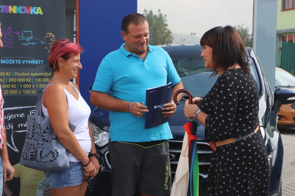 Ministryně financí Alena Schillerová gratuluje Rafaeli Sobkowiak k výhře automobilu, jezdit s ním bude jeho manželka Věra Sobkowiak Havlová (vlevo).