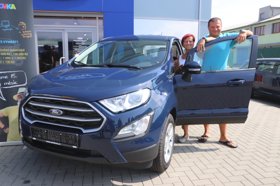 Věra Sobkowiak Havlová a její manžel Rafael Sobkowiak s Fordem EcoSport, který vyhráli  (27. 7. 2018).
