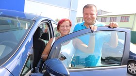 Věra Sobkowiak Havlová a její manžel Rafael Sobkowiak s Fordem EcoSport, který vyhráli díky odeslání účtenky v hodnotě 50 korun. Kupovali pivo.