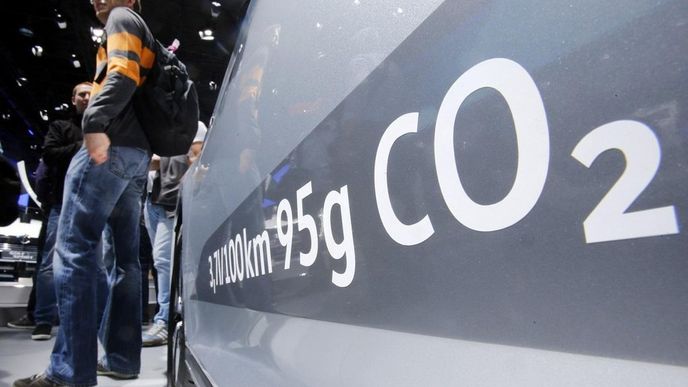 Údaje o emisích napsané na boku naftového vozu Volkswagen Passat na letošním frankfurtském autosalonu