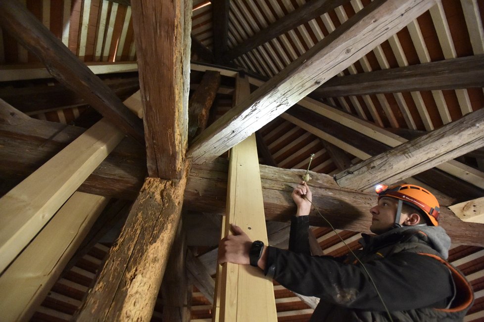 V Udírenské věži na zámku v Mikulově na Břeclavsku dokončují opravu krovů unikátní technologií. Metoda spočívá v prohřátí napadené dřevěné konstrukce na teplotu 50 stupňů Celsia, při které hyne dřevokazný hmyz.