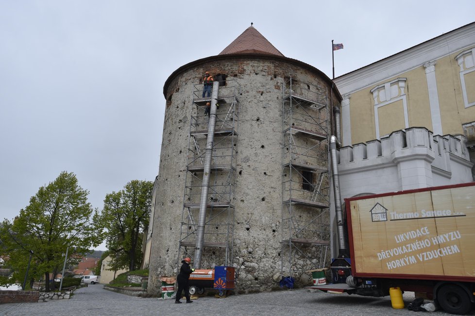 V Udírenské věži na zámku v Mikulově na Břeclavsku dokončují opravu krovů unikátní technologií. Metoda spočívá v prohřátí napadené dřevěné konstrukce na teplotu 50 stupňů Celsia, při které hyne dřevokazný hmyz.