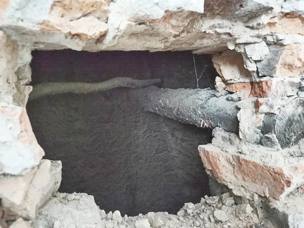Stavaři při opravě Knurrova paláce ve Fulneku narazili na ručně tesanou studnu ve skále, 9 metrů hlubokou.