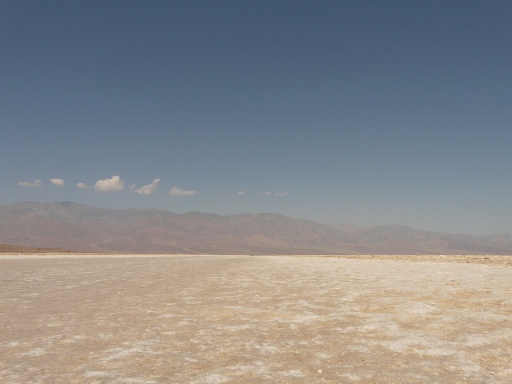 Zkrystalizovaná sůl v Badwater Basin má tloušťku pár milimetrů až metr