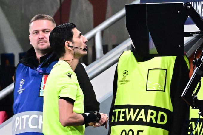 UEFA chce změnit VAR: Nespokojenost, návrat ke kořenům i více síly rozhodčím UEFA chce změnit VAR: Nespokojenost, návrat ke kořenům i více síly rozhodčím