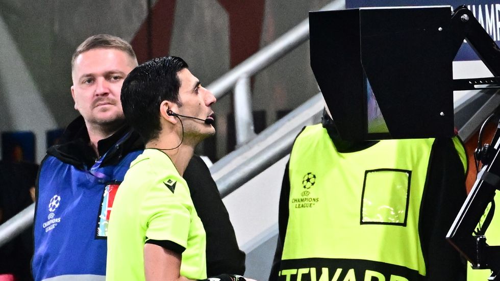 UEFA chce vrátit rozhodčím na hřišti více pravomocí