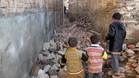 Zemětřesení v Pákistánu a Afghánistánu si vyžádalo přes 300 obětí.