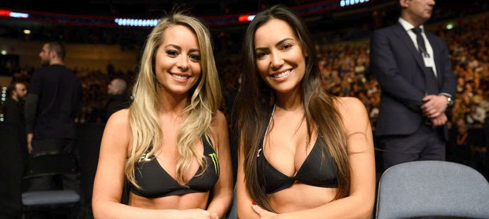 Carly Bakerová (vlevo) s Lucianou Andradeovou jsou oktagon dívkami prestižní MMA organizace UFC