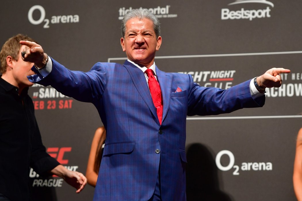 Komentátorem na vážení zápasníků UFC byl Bruce Buffer