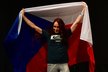 Lucie Pudilová pózuje s českou vlajkou