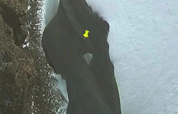Podivný útvar na Google Earth: Vznáší se nad Antarktidou UFO?