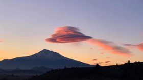 V Kalifornii byl u vulkanické hory spatřen oblak ve tvaru UFO