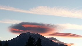 V Kalifornii byl u vulkanické hory spatřen oblak ve tvaru UFO.